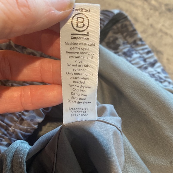 Athleta black & gray abstract flowers print Mesh Racer Run Shorts S - Picture 6 of 8